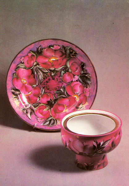 Р.Г. Алёшина. Декоративная ваза «Лесные пионы». 1976. и декоративное блюдо «Парчовое». 1978. 