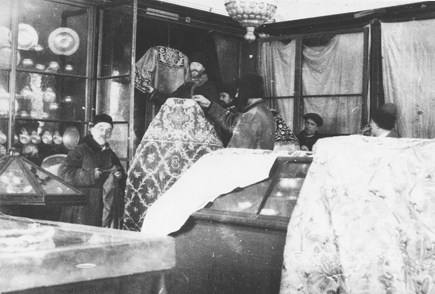Первый директор Сергиевского историко-художественного музея В.Д. Дервиз в Ризнице 6_derviz_1920.jpg