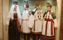 «Мать Покров, покрой землю снежком,  а меня, красну девицу, женишком»