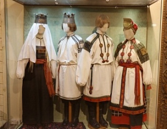 «Мать Покров, покрой землю снежком,  а меня, красну девицу, женишком»