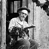 Писатель М.М. Пришвин с собакой Жулькой, фото 1940-х гг. из собрания дома-музея М.М. Пришвина в Дунино