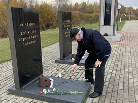 Кандидат военных наук Л.Н. Лопуховский, сын ополченца. Возложение цветов на мемориальном комплексе Богородицкое поле