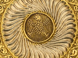 Изображение орла на чаше с именем царя Ивана Грозного и царевича Федора Ивановича.