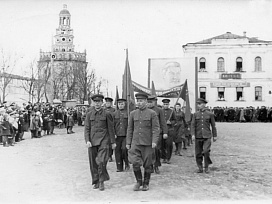 Художественно-ремесленное училище на демонстрации. В. Балдин – первый слева. 1948 год.