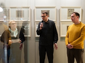 Справа, Сергей Честюнин, ведущий  мастер художественной резьбы по камню г. С.- Петербург